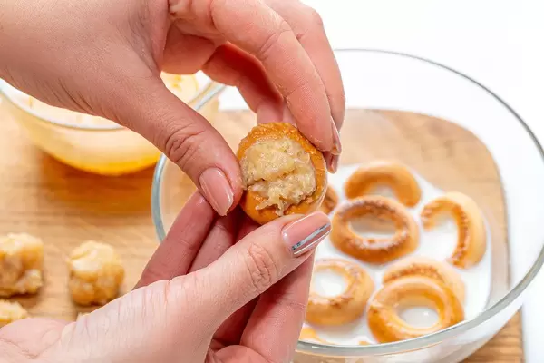 Women's hands stuffed bagel minced meat (Flip 2019)