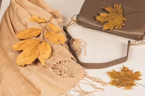 Women's scarf and handbag with autumn yellow leaves