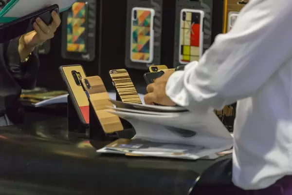 Wooden phone covers at IFA Berlin 2018