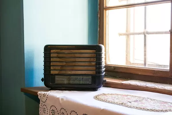Wooden retro radio