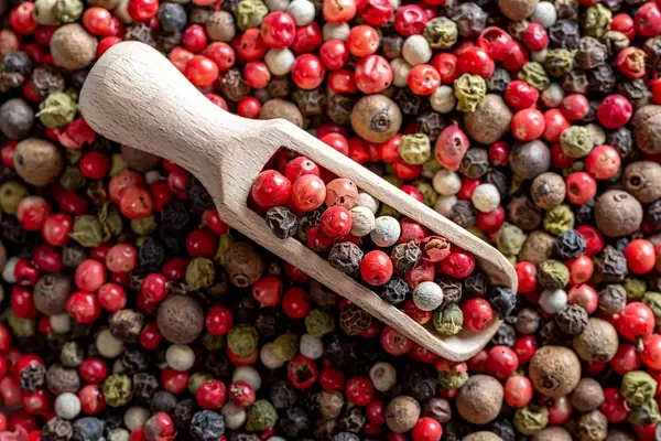 Wooden scoop with a mixture of peppers (Flip 2019)