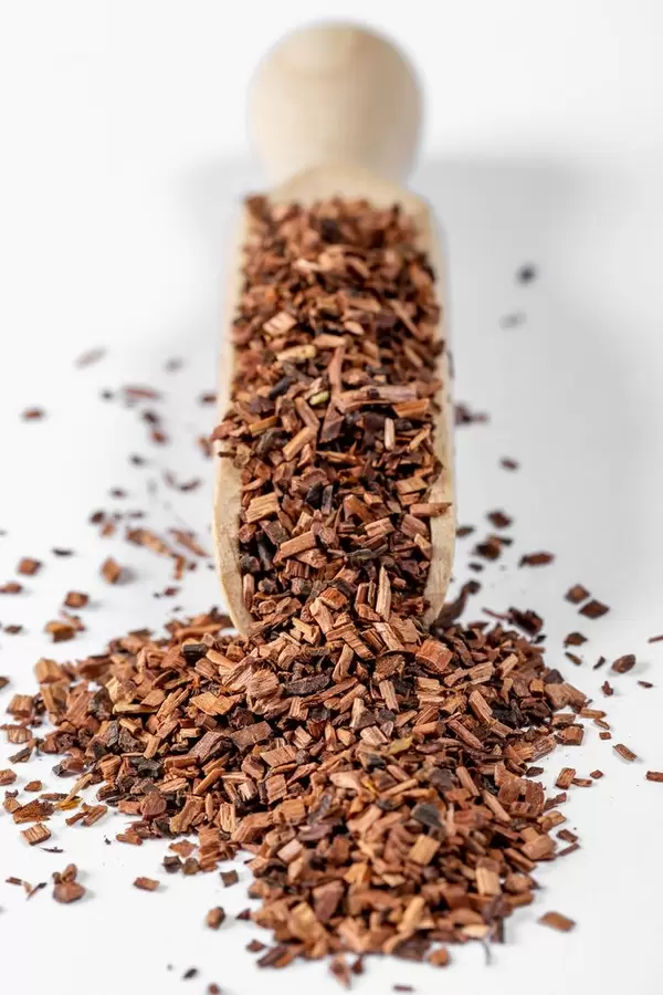 Wooden scoop with dried tea from the bark
