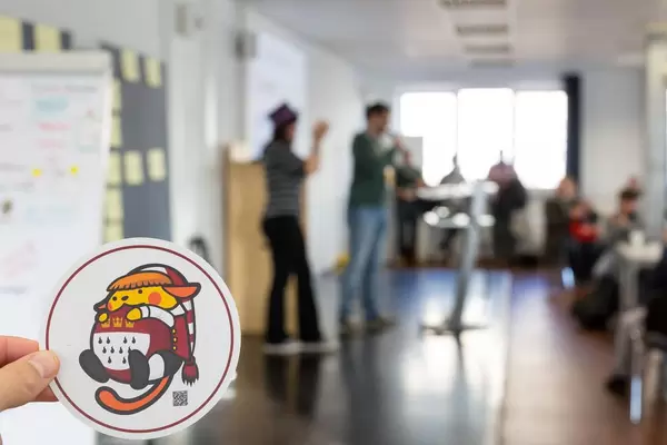 WordCamp 2017 Sticker und eine Präsentation im Hintergrund