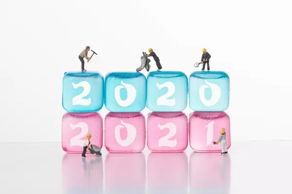 Workers with ice cubes with 2020 and 2021 text