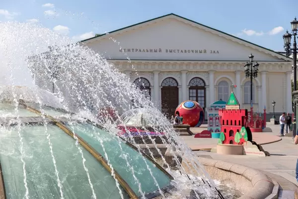 World Clock Fountain und Manege im Hintergrund, Moskau