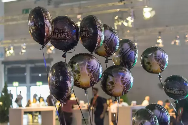 World of WarCraft Helium-Ballons am Messestand von Blizzard