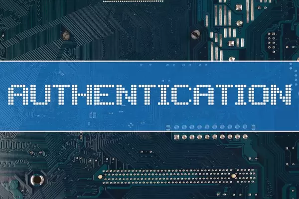 Wort Authentication vor einer elektronischen Leiterplatte als Hintergrund