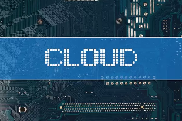 Wort Cloud vor einer elektronischen Leiterplatte als Hintergrund