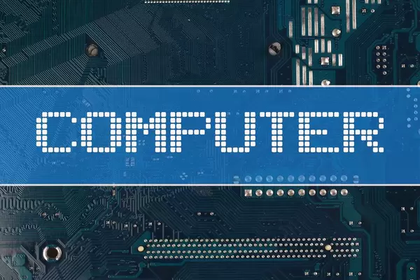 Wort Computer vor einer elektronischen Leiterplatte als Hintergrund