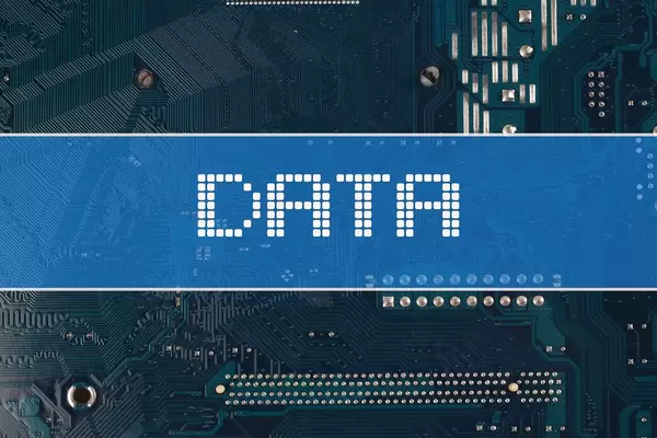 Wort Data vor einer elektronischen Leiterplatte als Hintergrund