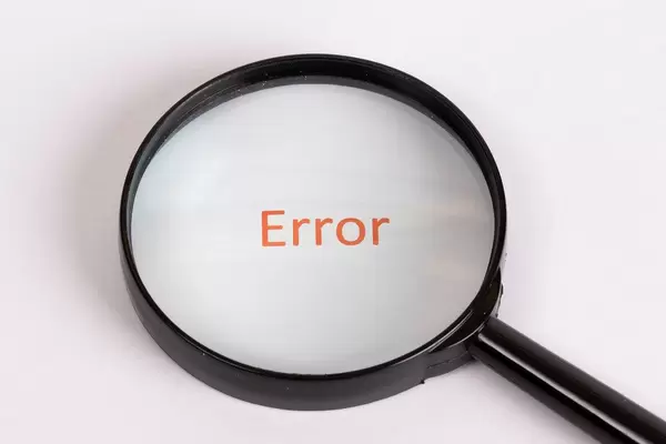 Wort Error unter einer Lupe mit weißem Hintergrund