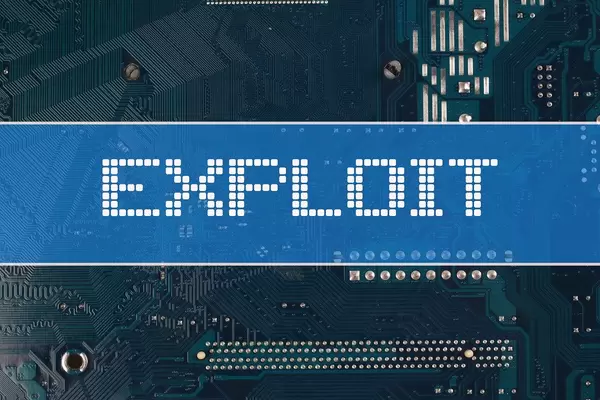 Wort Exploit vor einer elektronischen Leiterplatte als Hintergrund