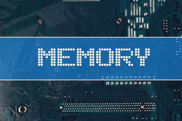 Wort Memory vor einer elektronischen Leiterplatte als Hintergrund