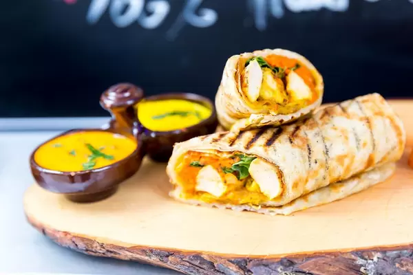 Wrap Pulet: Hähnchenbrustfilet mit Möhrenpuree und Safran-Sauce