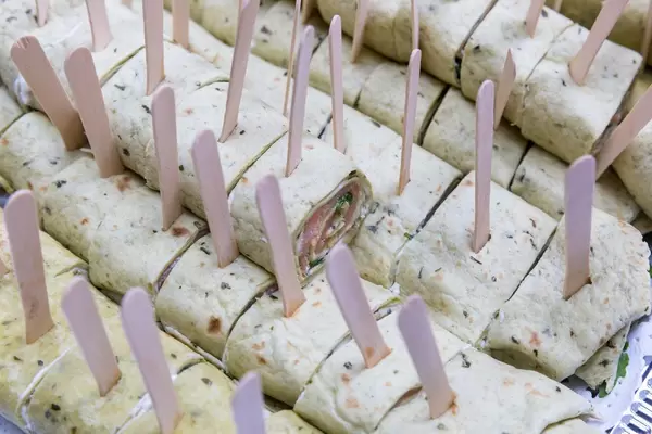 Wraps mit Putenschinken, Salat, Käse und Currygeschmack