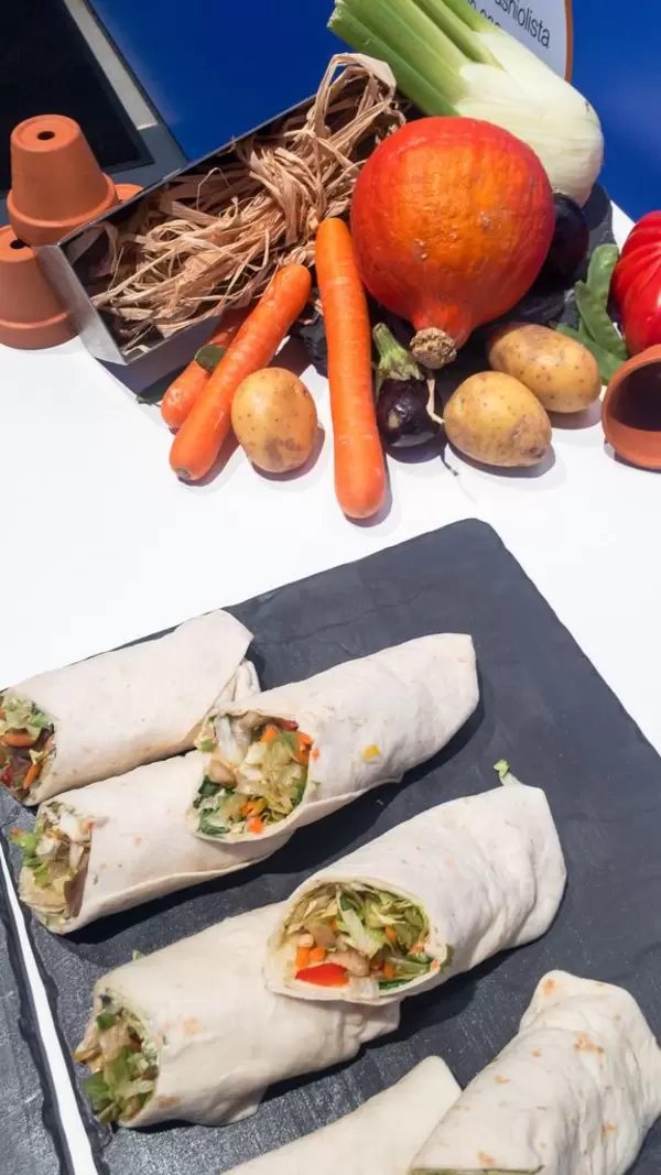 Wraps und Gemüse im Hintergrund