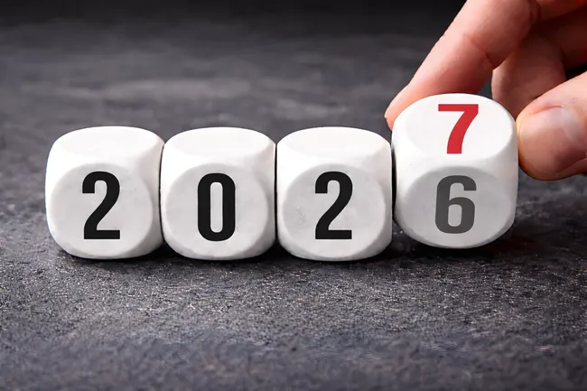 Würfel mit Jahreszahlen für Jahreswechsel 2026 zu 2027