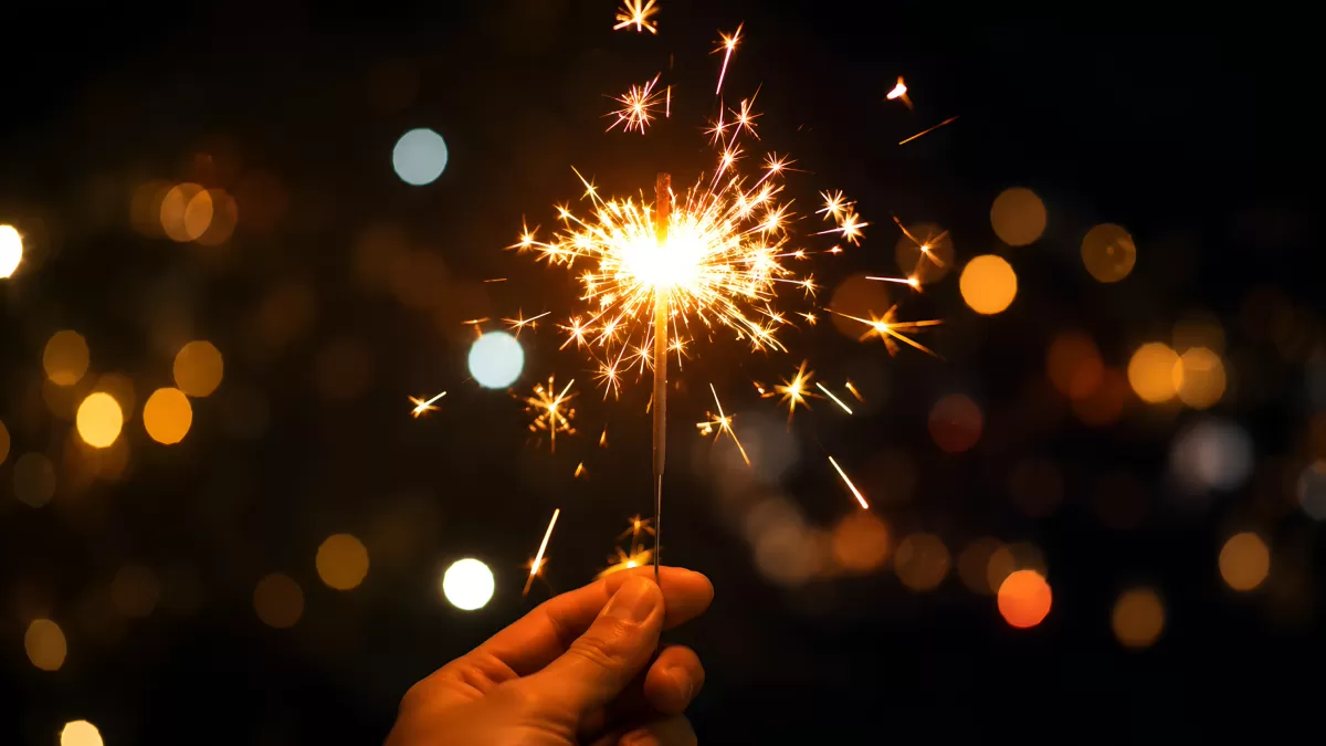 Wunderkerze leuchtet in der Nacht mit Bokeh