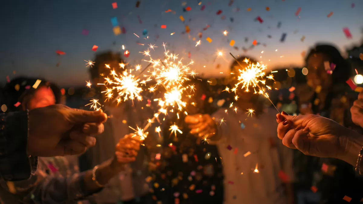 Wunderkerzen und Konfetti bei Silvesterfeier