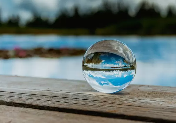 Wunderschöner Himmel spiegelt sich in einer Glaskugel