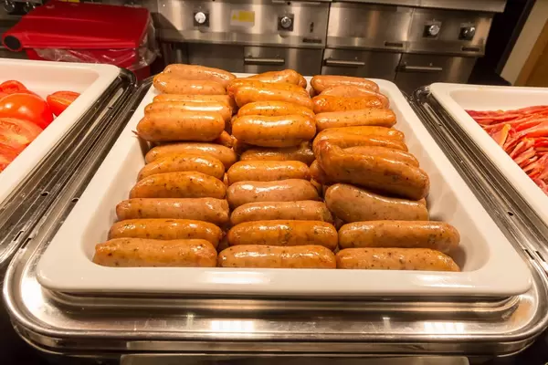 Würstchen in einer Plastikschale