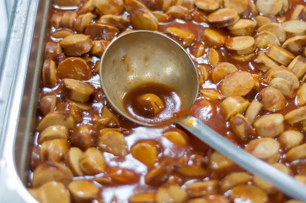 Würstchenscheiben in der Soße. Nahaufnahme