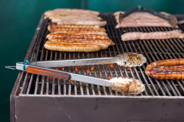 Würste auf einem Holzkohlengrill