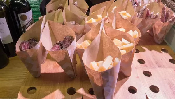 Würste und Käse in Papiertüten