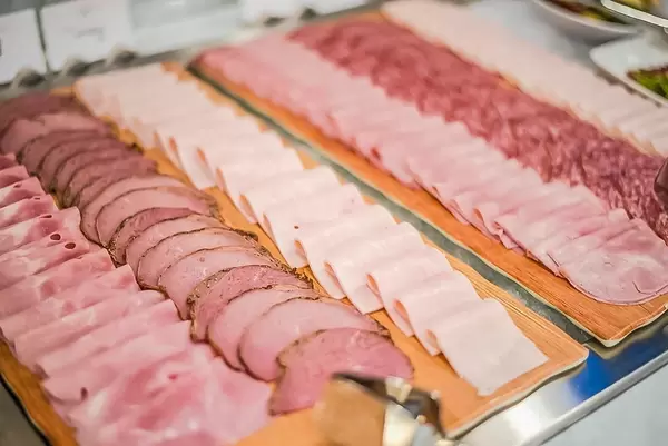 Wurstplatte mit verschiedenen Wurstsorten