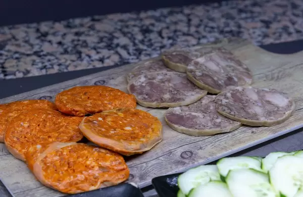 Wurstspezialitäten - Chorizo auf Holzbrett in Mallorca