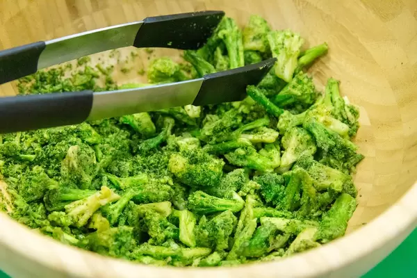 X50 Brokkoli-Chips mit Barbecue Geschmack in einer Holzschale auf der Fibo in Köln
