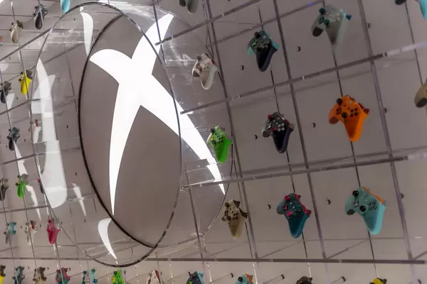 Xbox One Controller in unterschiedlichen Farben auf der Gamescom