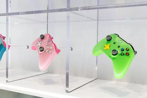 Xbox One Kontroller in verschiedenen Farben - Gamescom 2017, Köln