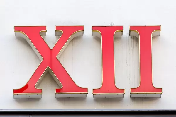 XII am Eingang zum XII Apostel Köln