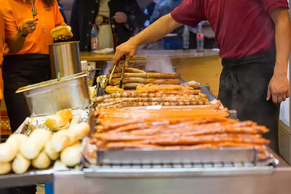 XXL Bratwurst im ofenfrischen Baguette