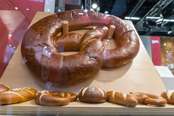 XXL-Food: Riesenbretzel auf einem Holzbrett