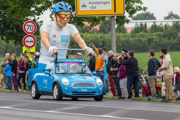 XXL-Rennfahrer bei der Werbekarawane