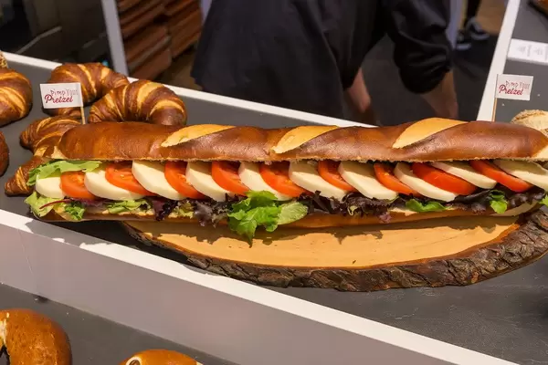 XXL-Sandwich "Pimp your Pretzel" from Ditsch, with tomatoes, cheese and salad