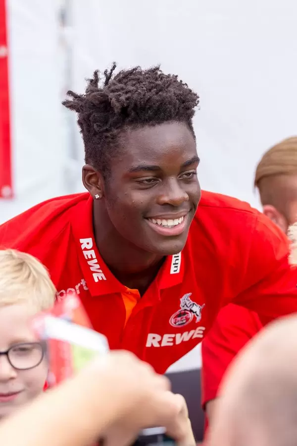 Yann Aurel Bisseck während der Autogrammstunde