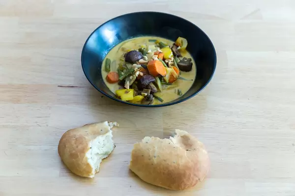 Yellow curry with oven-roasted vegetables by Hellofresh with a bread bun