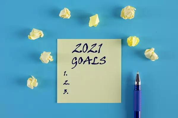 Yellow sticky note with 2021 Goals list