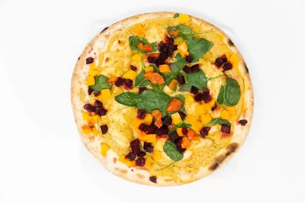 Yoga Pizza Vegan from Followfood with organic spelt dough, selected organic vegetables, hummus sauce and ayurvedic spices from Herbaria
