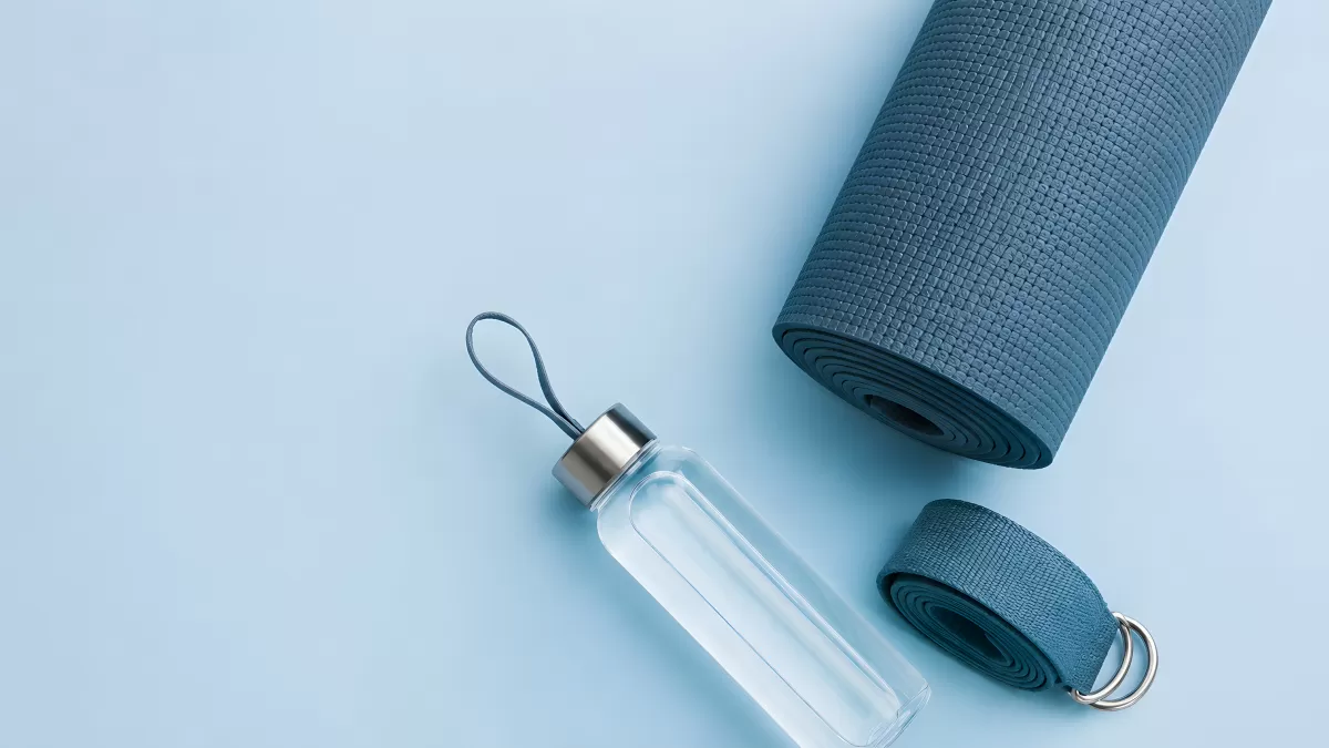Yogamatte, Trinkflasche und Yogagurt in Blau