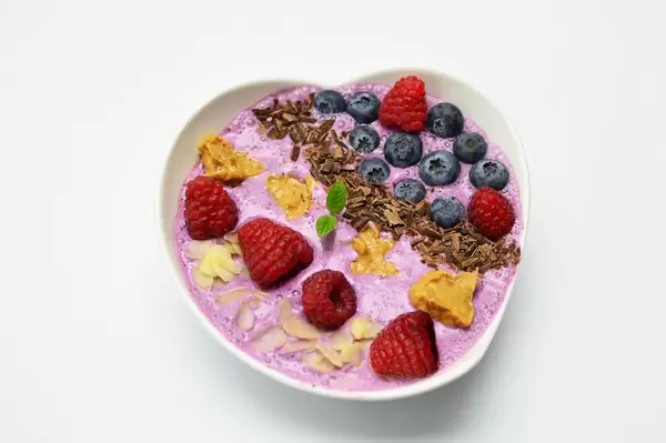 Yoghurt with fruit, chocolate and peanut butter