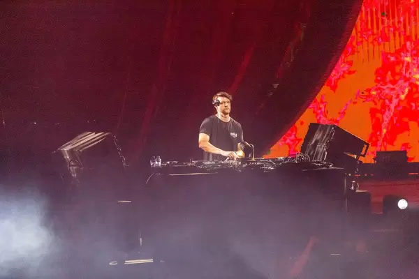 Yotto am Mischpult auf der Freedom Stage am Tomorrowland Festival 2019 in Boom, Belgien