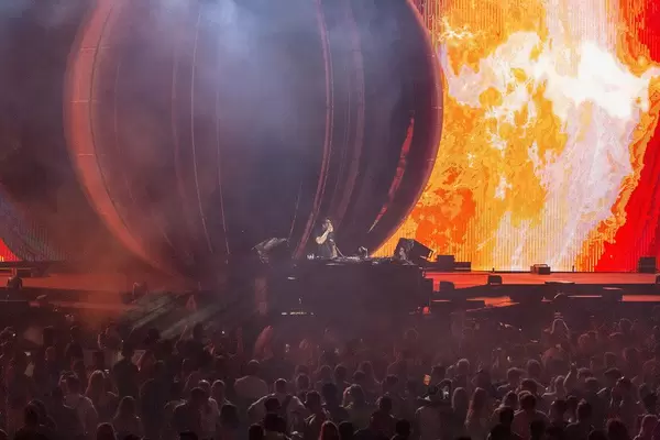 Yotto vor spektakulärem Bühnenbild der Freedom Stage am Tomorrowland Festival 2019