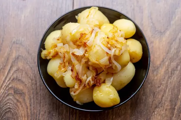 Young boiled potatoes with fried onions (Flip 2019) (Flip 2019)
