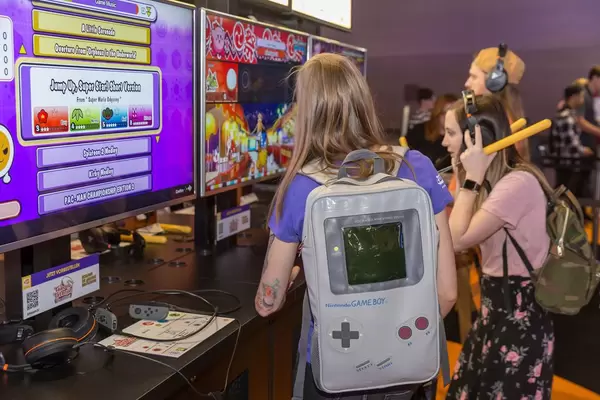 Young women playing Taiko Drum Master for Nintendo Switch at Gamescom