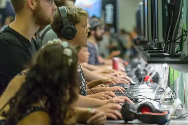 Zahlreiche Gamer zocken auf den Gaming PCs auf der Gamescom 2018