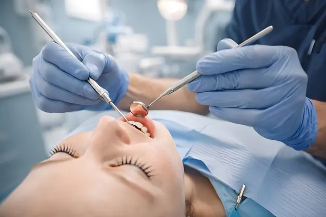 Zahnbehandlung beim Zahnarzt mit Spiegel und Instrumenten